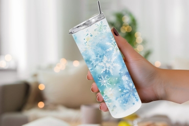 Thermobecher mit blau-weißem Schneeflocken-Design, gehalten in einer Hand vor einem gemütlich dekorierten Hintergrund. Perfekt für heiße und kalte Getränke mit 590 ml Volumen und einem eleganten, winterlichen Look.